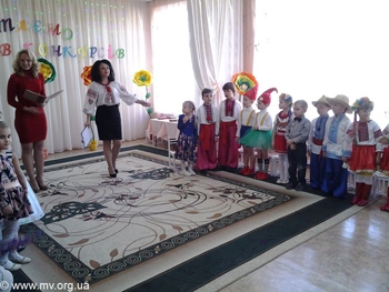 В детсаду читали английские стихи и играли на бубнах и ксилофонах фото