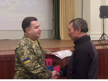Мелітопольський літератор отримав нагороду від міністра оборони фото