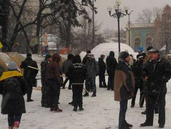 При штурме палаточного лагеря в Киеве пострадали не менее 10 человек фото