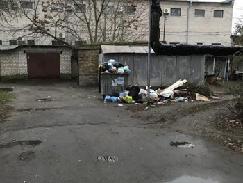 На «Умвельт» составили протокол за переполненный мусорный контейнер фото