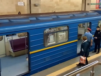 В киевском метро голый мужчина пытался угнать поезд (видео 18+) фото