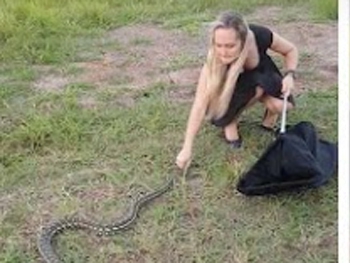Украинка в мини-платье укротила 2,5-метровую змею фото