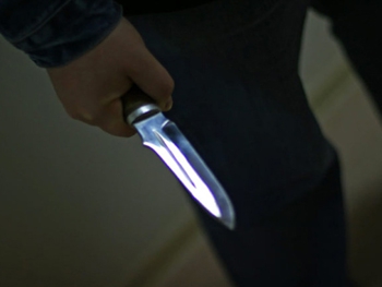 Пьяный дебошир чуть не зарезал отчима и мать фото