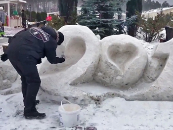 В России коммунальщики покрасили снег в белый цвет фото