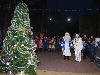 На Новом Мелитополе зажгли огни на новогодней елке (Фоторепортаж) фото