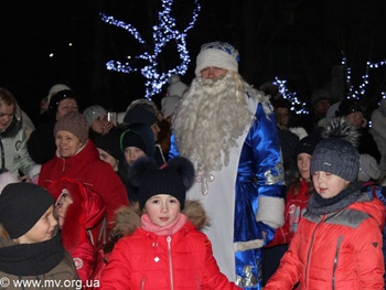 Звездой праздника в сквере Дружбы народов стала не елка, а праздничная инсталяция фото