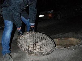 Мужчина сел за кражи люков фото