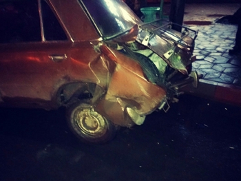 Водитель иномарки врезался в припаркованное авто фото