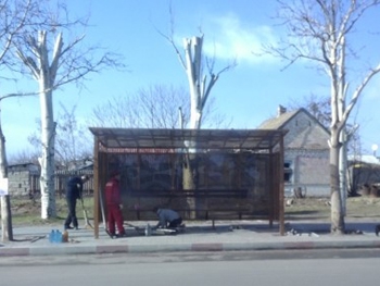 Жители окраины третий год просят обустроить остановку фото