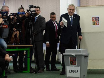 Пророссийский кандидат Земан лидирует на выборах президента Чехии фото