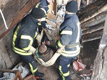 В Запорожье спасали мужчину, которого завалило деревянными перекрытиями  фото