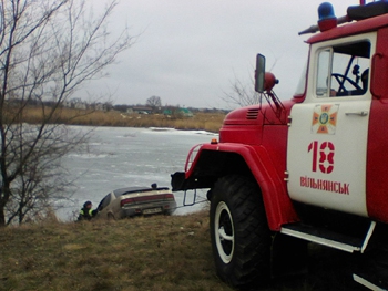 В Запорожской области легковушка едва не слетела в озеро - ФОТО фото