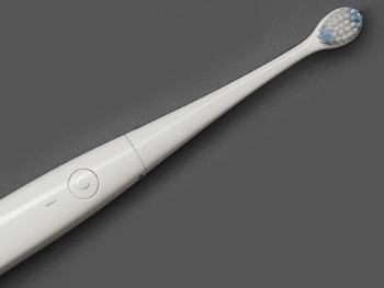 В магазинах Apple начнут продажу электронной зубной щетки фото