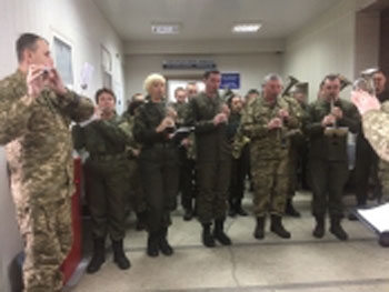 Памяти киборгов: военные провели флешмоб в запорожском аэропорту. Видео фото