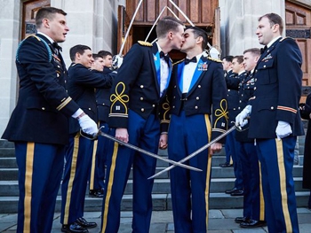 Первая гей-пара военных заключила брак в США фото