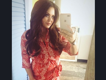 Бьюти-блогерша из Британии придумала позу для селфи, которая уменьшает талию фото