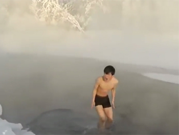 Японец прыгнул в воду при 60-градусном морозе: видео фото