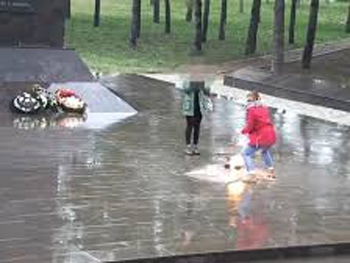 В Росии школьницы заплевали Вечный огонь. ВИДЕО фото