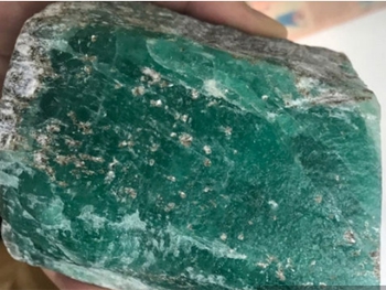 На Урале нашли гигантский изумруд весом почти в два кило. Фото фото