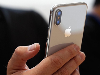Компания Apple вдвое сократит производство iPhone X фото