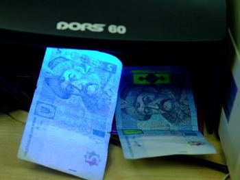 В Киеве служба безопасности ПриватБанка изъяла крупную партию фальшивой гривни фото