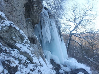 В Тернопольской области замерз уникальный водопад. ФОТО фото