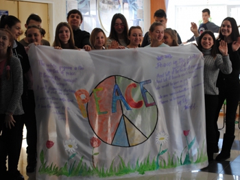 Лицеисты Творчества создавали флаги мира фото