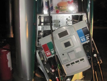 На автозаправке легковушка снесла бензоколонку фото