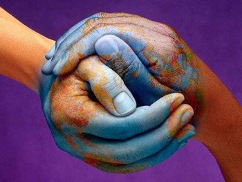 Школьники во время флешмоба построили символ мира фото