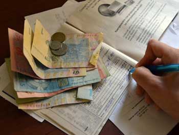 Украинцы накапливают долги за коммуналку фото