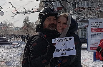 «Вкусняшки за обнимашки»: в Бердянске прошла акция ко Дню Валентина фото