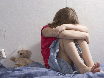 Морила голодом: горе-мать на три дня закрыла в квартире маленьких детей фото