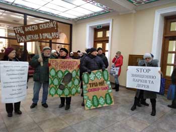 В Запорожском горсовете аншлаг: активисты с плакатами выступают против строительства ТРЦ в центре города  фото