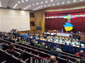 Сессия областного совета началась с «отставки» президента Украины  фото