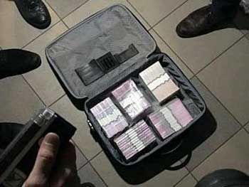 Миллион в чемодане: Луценко сообщил о задержаниях чиновников фото