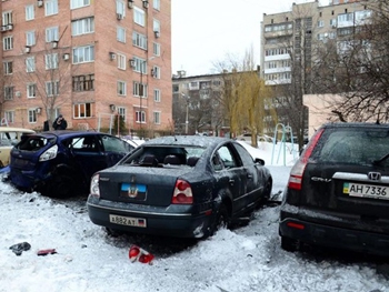 В центре Донецка взорвали автомобиль фото