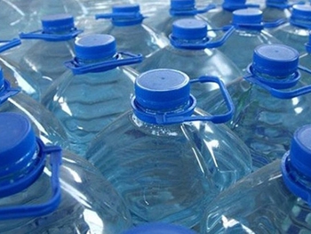 Ученые узнали, можно ли пить повторно из пластиковой бутылки фото