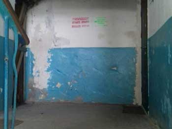 Жилмассив начал ремонтировать подъезды в многоэтажках фото