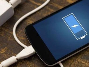 Почему заряжать гаджеты в спальне опасно для жизни фото