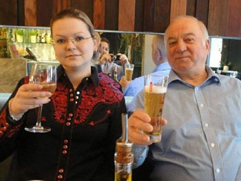 Подарок из Москвы: отраву для шпиона привезла его дочь фото