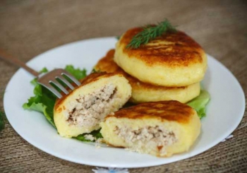 Вкусные традиции Украины: картофельные зразы с куриной грудкой фото