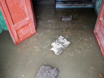 В подъезде многоэтажки - зловонное озеро (ФОТО, ВИДЕО) фото