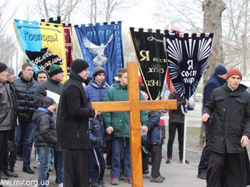 Верующие трех конфессий идут по городу с молитвенной прощей фото