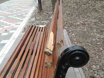 Вандалы добрались до лавочек в парке  фото