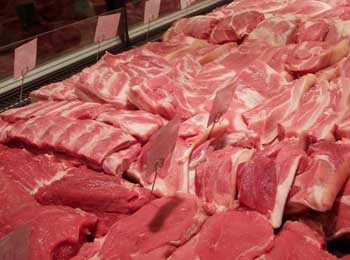 С завтрашнего дня торговлю мясом на рынках ограничат фото