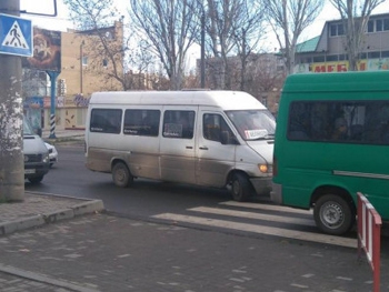 За 13 месяцев маршрутчики нарушали ПДД триста раз фото
