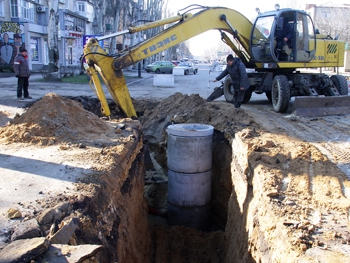 Коммунальщики приступили к ремонту коллектора на ул. Героев Украины фото