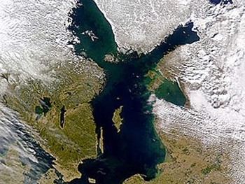 В Балтийское море рухнул военный вертолет России фото