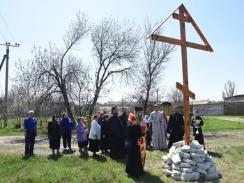 Запорожский Митрополит освятил Поклонный крест на территории военного городка фото