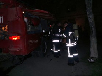 В Бердянске из-за горящего мусора эвакуировались 15 жильцов многоэтажки фото